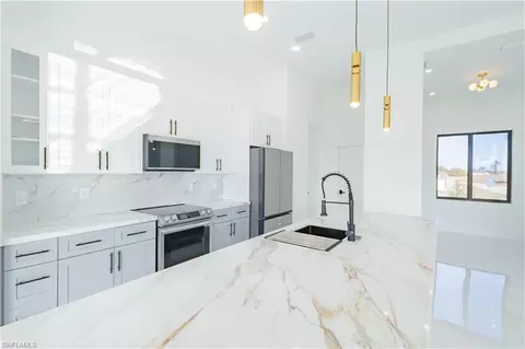 Kitchen - 9035 E Broad Cir, Labelle, FL 33935 photo 4 of 5