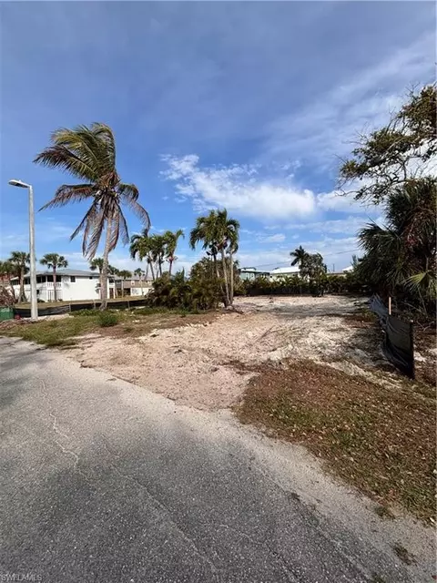 126 Mandalay Rd, Fort Myers Beach, FL 33931