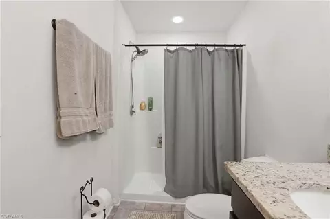 Bath - 6031 N Moss Cir, Labelle, FL 33935 photo 1 of 3