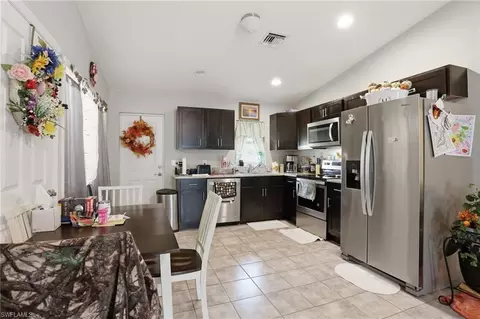 Kitchen - 6031 N Moss Cir, Labelle, FL 33935 photo 3 of 4