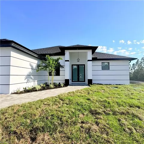 800 E 7th St, Lehigh Acres, FL 33972