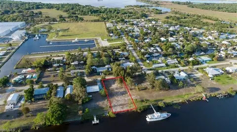1035 W Anchor Ln, Moore Haven, FL 33471