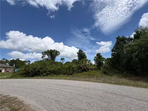 685687 Chestnut St E, Lehigh Acres, FL 33974