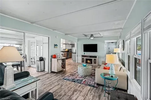 81 Sun Cir, Fort Myers, FL 33905