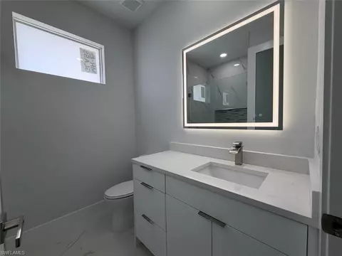 Bath - 846 Runble St E, Lehigh Acres, FL 33974 photo 3 of 4