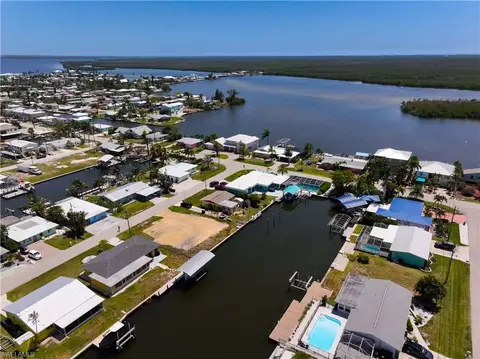 2652 Bridgeview St, Matlacha, FL 33993