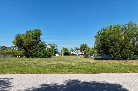 212 SE Santa Barbara Pl, Cape Coral, FL 33990