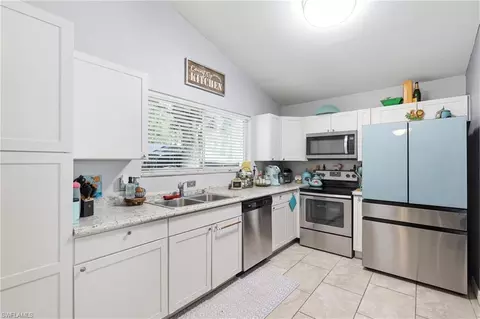 Kitchen - 4022 E Sunflower Cir, Labelle, FL 33935 photo 4 of 4