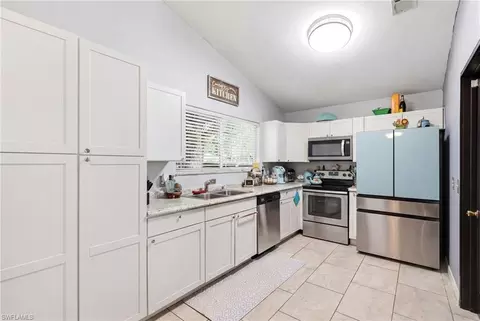 Kitchen - 4022 E Sunflower Cir, Labelle, FL 33935 photo 3 of 4