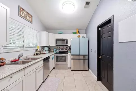 Kitchen - 4022 E Sunflower Cir, Labelle, FL 33935 photo 2 of 4