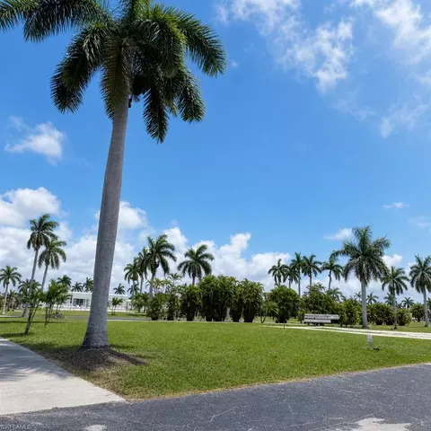 90 Sycamore Ln, Fort Myers, FL 33908