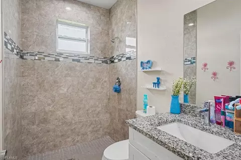 Bath - 8006 Oakleaf Cir, Labelle, FL 33935 photo 2 of 2