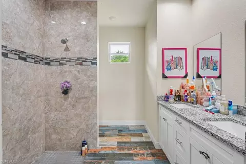 Bath - 8006 Oakleaf Cir, Labelle, FL 33935 photo 1 of 2