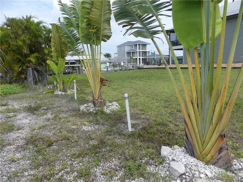 2371 Sycamore St, Saint James City, FL 33956