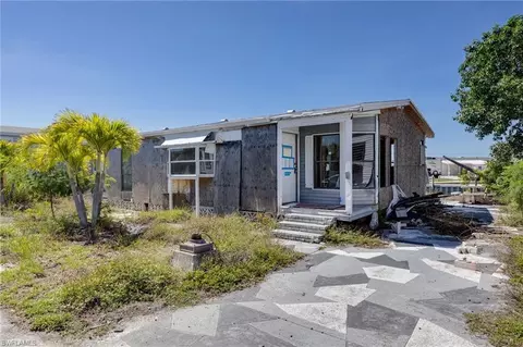 2920 Harpoon Ln, Saint James City, FL 33956