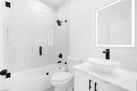 Bath - 7071 Tide Cir, Labelle, FL 33935 photo 1 of 2