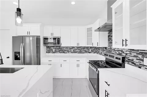 Kitchen - 7071 Tide Cir, Labelle, FL 33935 photo 4 of 5