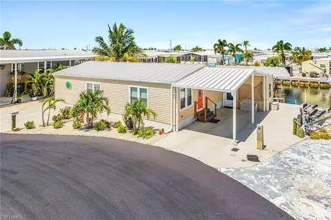 3121 Binnacle Ln, Saint James City, FL 33956