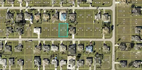 121 NW 9th Ter, Cape Coral, FL 33993