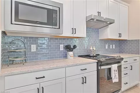 Kitchen - 17157 Oakstead Dr, Alva, FL 33920 photo 7 of 8
