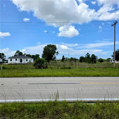 922 Columbus Blvd, Lehigh Acres, FL 33974