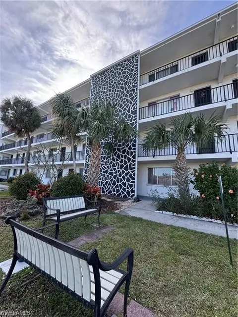 4906 Victoria Dr #108, Cape Coral, FL 33904