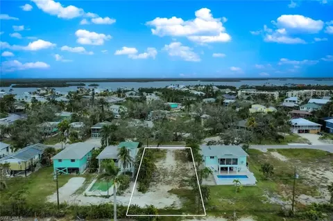5780 Lauder St, Fort Myers Beach, FL 33931