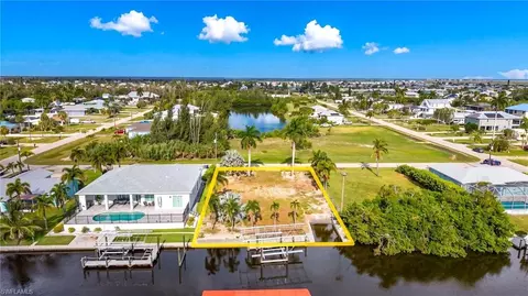 2744 Mangrove St, Saint James City, FL 33956
