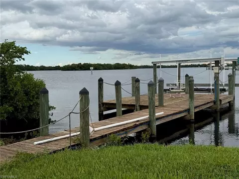 323 Shoreland Dr, Fort Myers, FL 33905