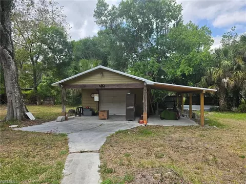 Exterior - 140 S Davis St, Labelle, FL 33935 photo 10 of 11