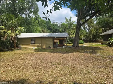 Exterior - 140 S Davis St, Labelle, FL 33935 photo 5 of 11