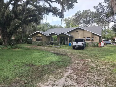 Exterior - 140 S Davis St, Labelle, FL 33935 photo 1 of 11