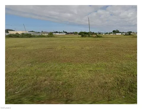 1037 NE 8th St, Cape Coral, FL 33909