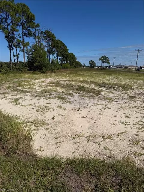 911 Wilmington Pkwy, Cape Coral, FL 33993