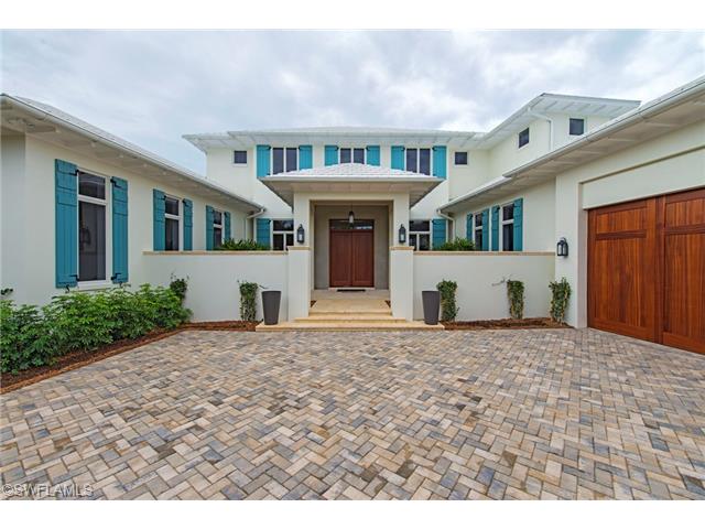 575 Palm Cir E, Naples, FL 34102 photo 1