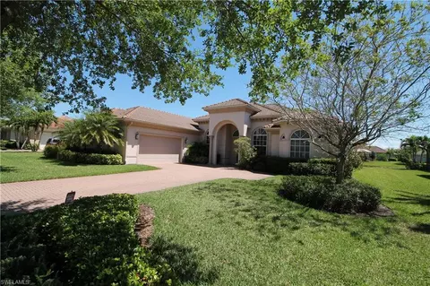 382 Saddlebrook Ln, Naples, FL 34110 photo 2