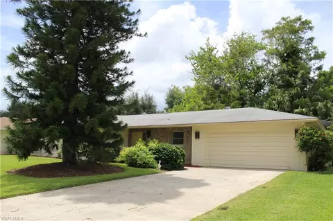 520 Nottingham Dr, Naples, FL 34109 photo 2