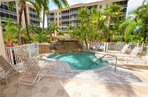 460 Launch Cir #301, Naples, FL 34108 photo 24