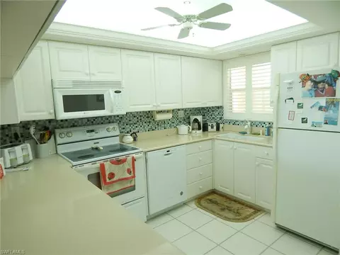 21 High Point Cir E #404, Naples, FL 34103 photo 3