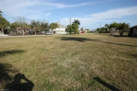 135 Capri Blvd, Naples, FL 34113 photo 2