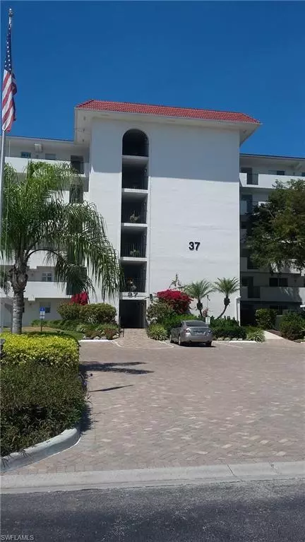 37 High Point Cir E #504, Naples, FL 34103 photo 2