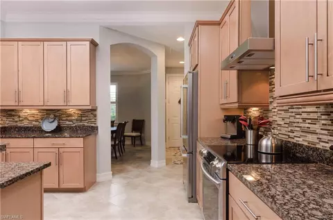 323 Saddlebrook Ln, Naples, FL 34110 photo 3
