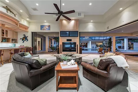 656 Hickory Rd, Naples, FL 34108 photo 2