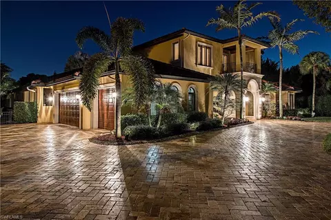 780 Pine Ct, Naples, FL 34102 photo 2