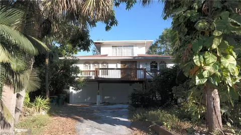 9120 Vanderbilt Dr, Naples, FL 34108 photo 1