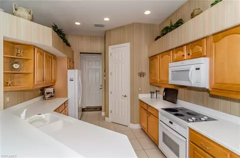 573 Eagle Creek Dr, Naples, FL 34113 photo 2