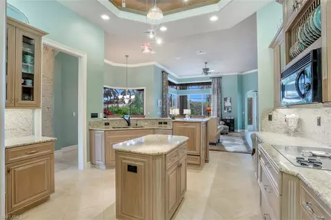 2725 Crayton Rd, Naples, FL 34103 photo 11