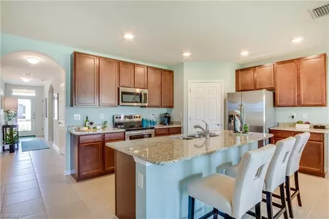 682 Hadley Pl E, Naples, FL 34104 photo 4