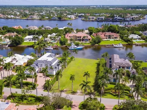 999 Spyglass Ln, Naples, FL 34102 photo 3