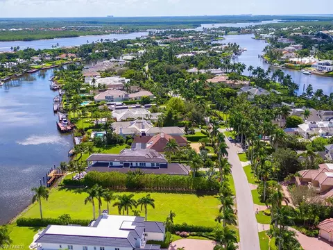 999 Spyglass Ln, Naples, FL 34102 photo 2